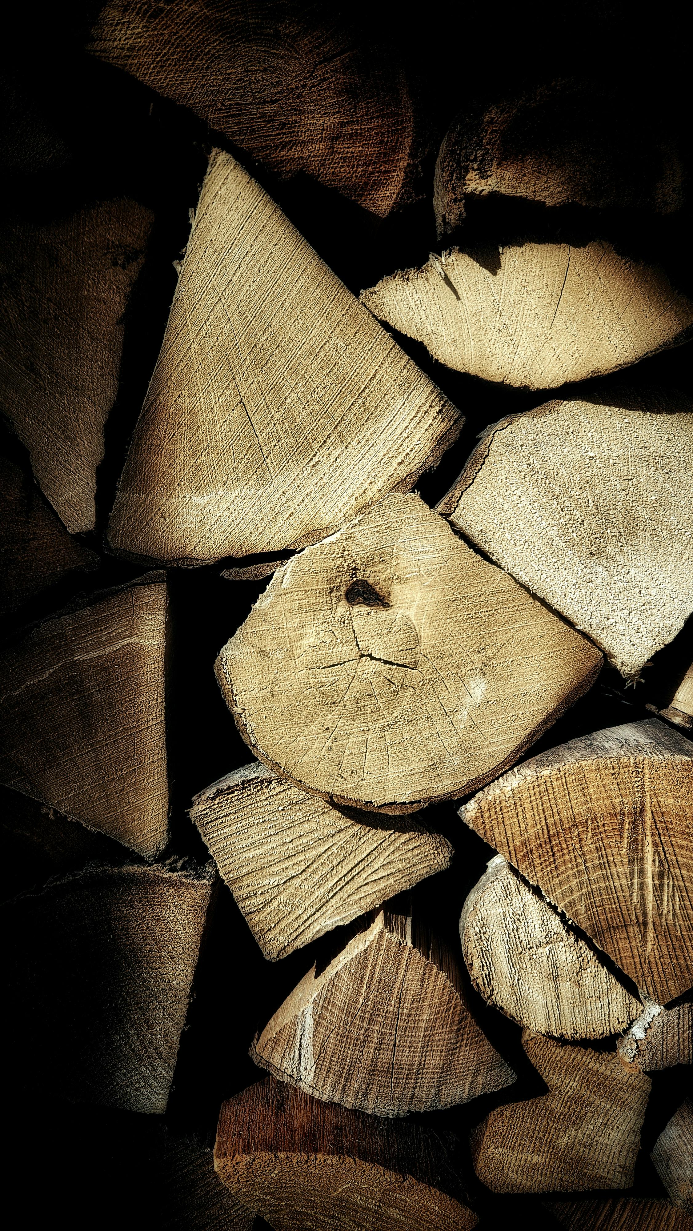 Poêle à bois et bûches calibrées : choisir un bois sec adapté au foyer
