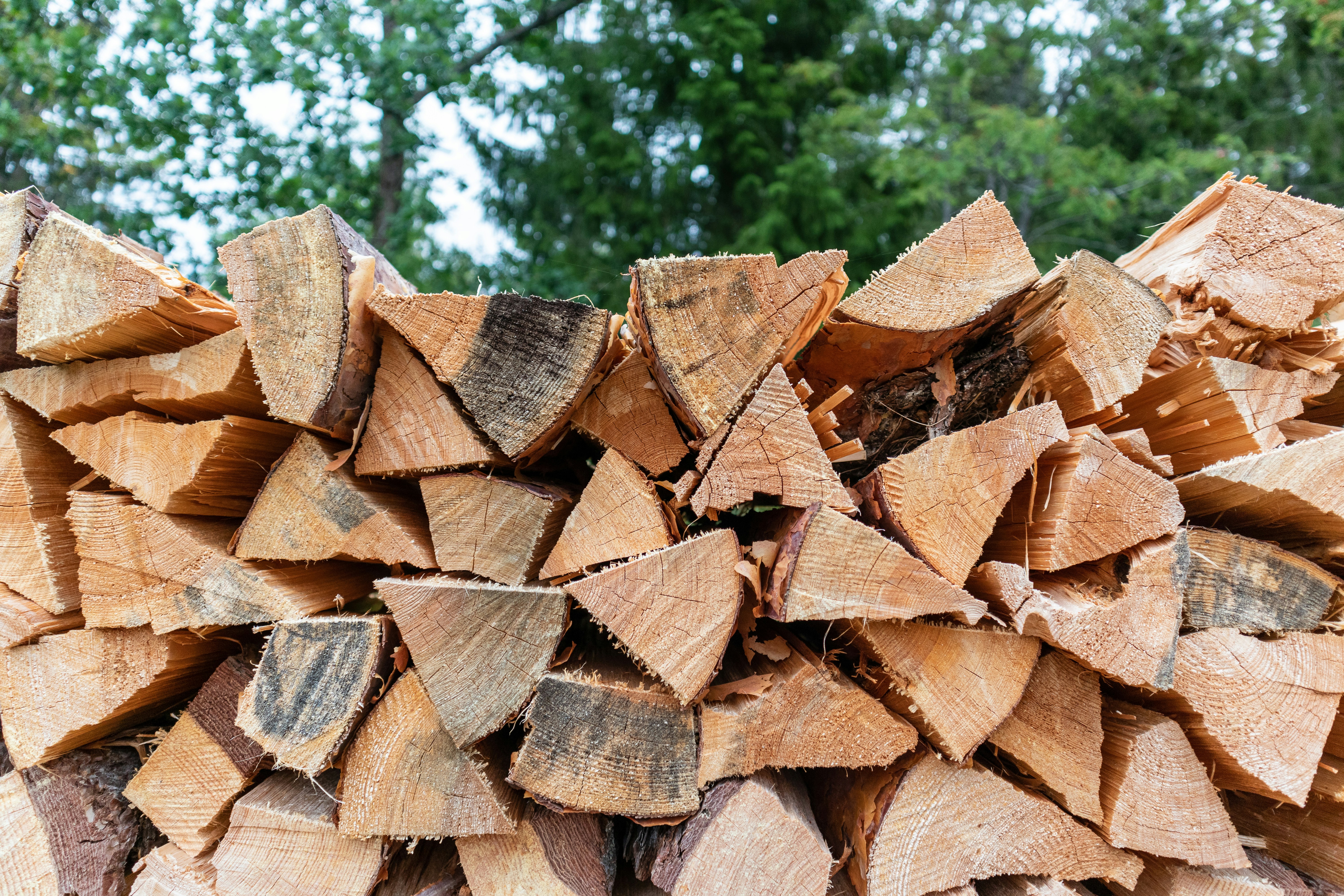 Stères de bois de chauffage sec empilés