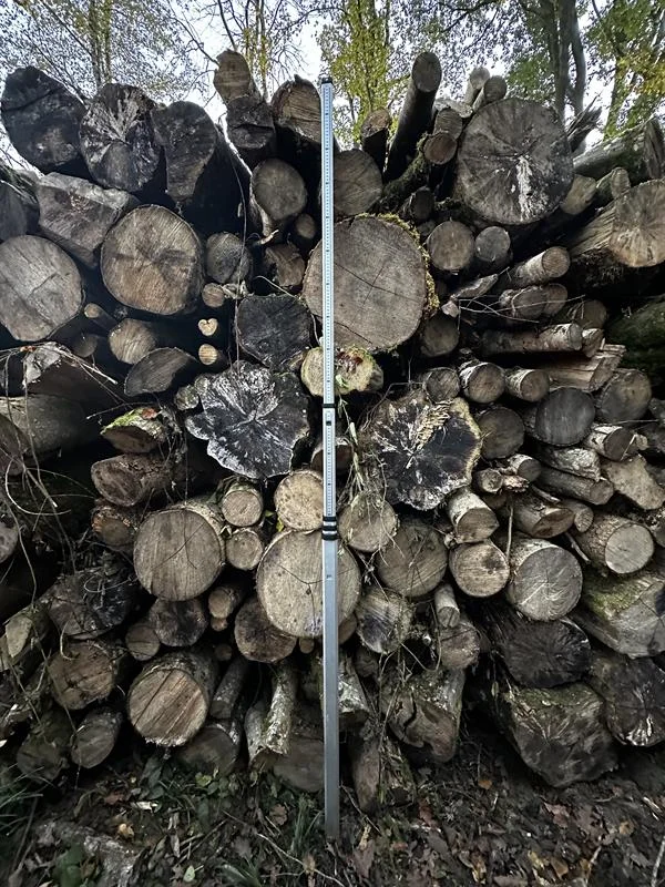 Pile de bûches empilées — stère de bois rangé après livraison en vrac