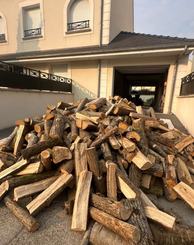 Livraison de bois de chauffage devant une maison